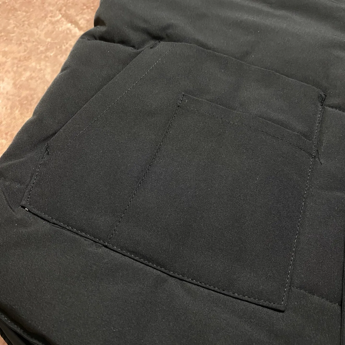 P400 Black] Canada Goose#Freestyle Canadian Crew 4154M Men’s and Women’s Vest Down# ➖ Imported Behringer embroidery machine with customized 10,000-needle embroidery logo! ➖ Imported 21-count polyester-cotton blended original fabric, using Feather-Light 10D waterproof coating fabric, made of 84.5% polyester fiber and 15.5% cotton, 100% the best feel in the entire network! ➖ The official website synchronizes the national standard 80 white duck down, and will never mislead by false claims such as 90 down or goose down! ➖ 100% nylon lon lining with double double-layer sealing design to prevent velvet from running away. Top-grade polar fleece is used in the collar and pockets to keep warm and comfortable! ➖ Yoshida YKK provides original custom-made electroplated sliders. YKK two-way lockable zippers are tight and smooth and will not peel off paint! ➖ 3M composite original Velcro is durable, and all accessories and hardware are disassembled and customized! ⛔No slander, no exaggeration, no need for too much copywriting, because it is focused, it is professional!  SIZE: M L XL XXL